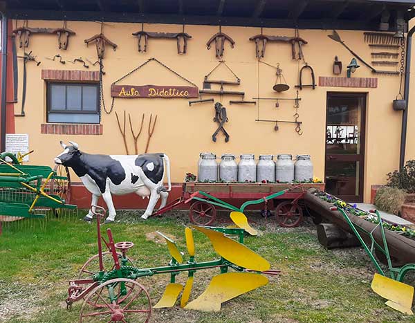 ingresso agrigelateria con mucca statua