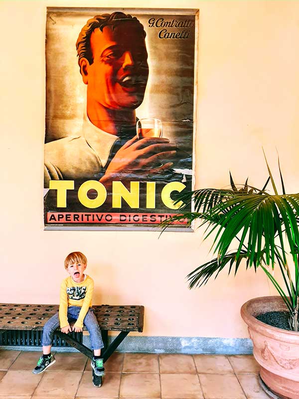 cantine storiche del Monferrato bambino con manifesto