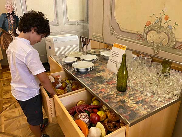 bambino in un museo a vienna