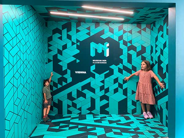 Bambini al museo delle illusioni di Vienna
