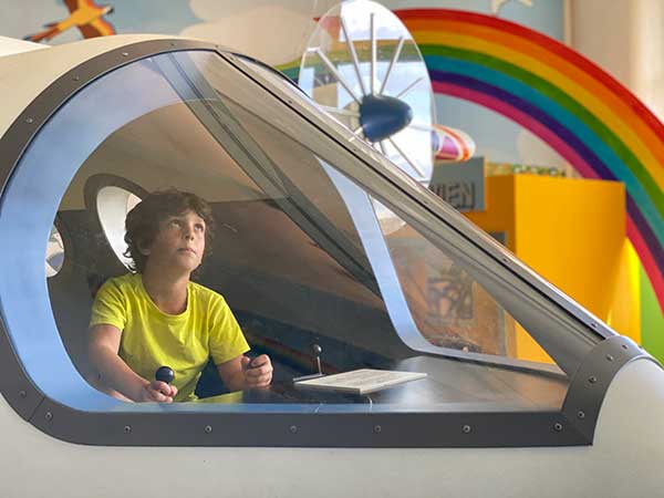 bambino pilota aereo in un museo