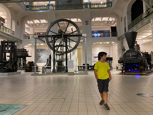 bambino nel museo della tecnica di Vienna