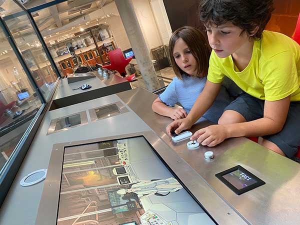 bambini nel museo della tecnica di Vienna