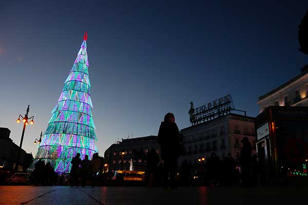 albero di Natale illuminato a Madrid