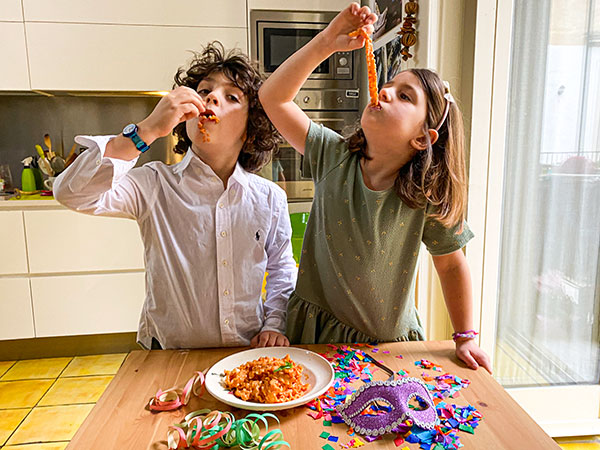 bambini mangiano manfredi con la ricotta