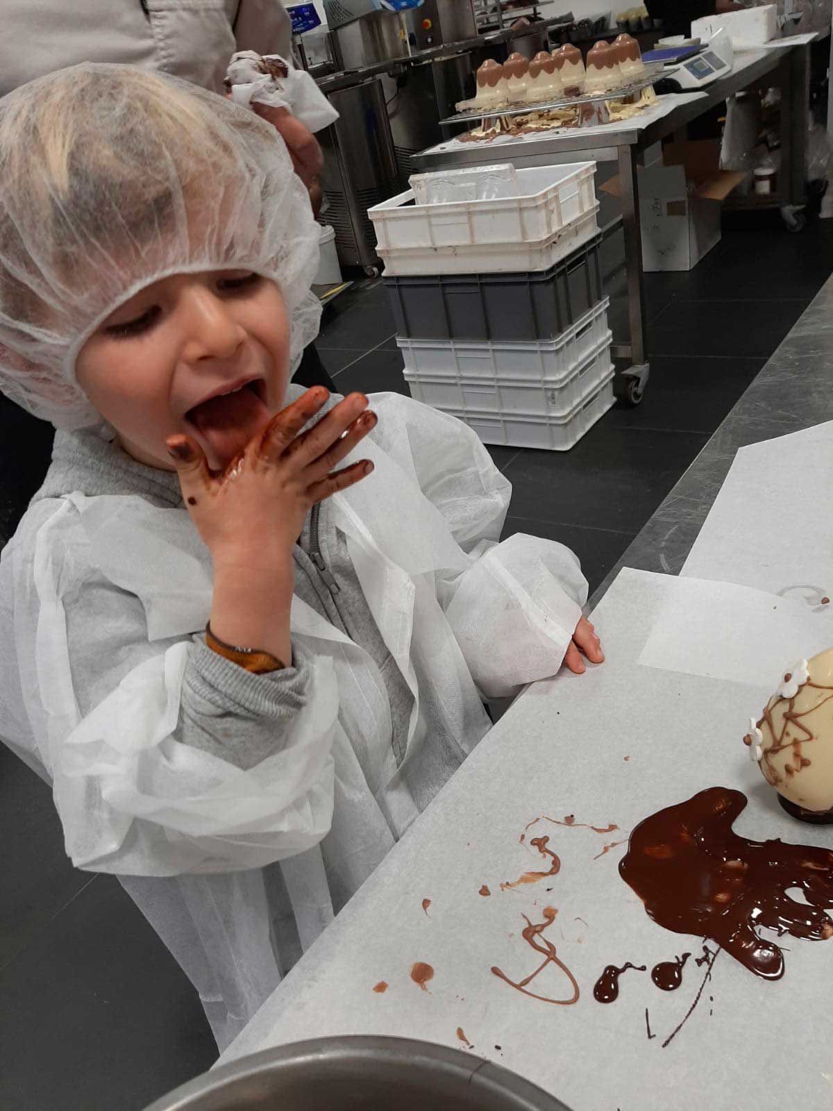 bambino in fabbrica di cioccolata