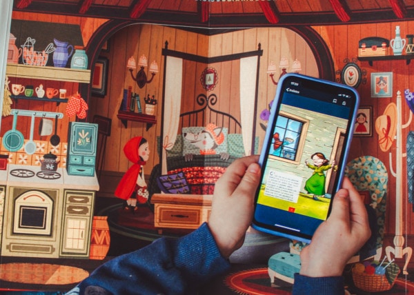 cellulare con applicazione eMooks tra le mani di un bambino