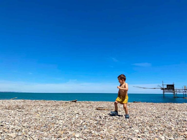 bambino in spiaggia in Abruzzo