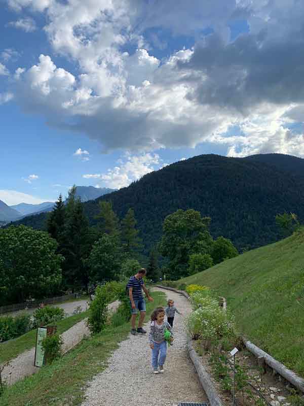 famiglia su un sentiero