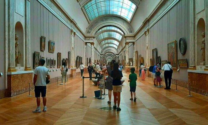 bambini al louvre
