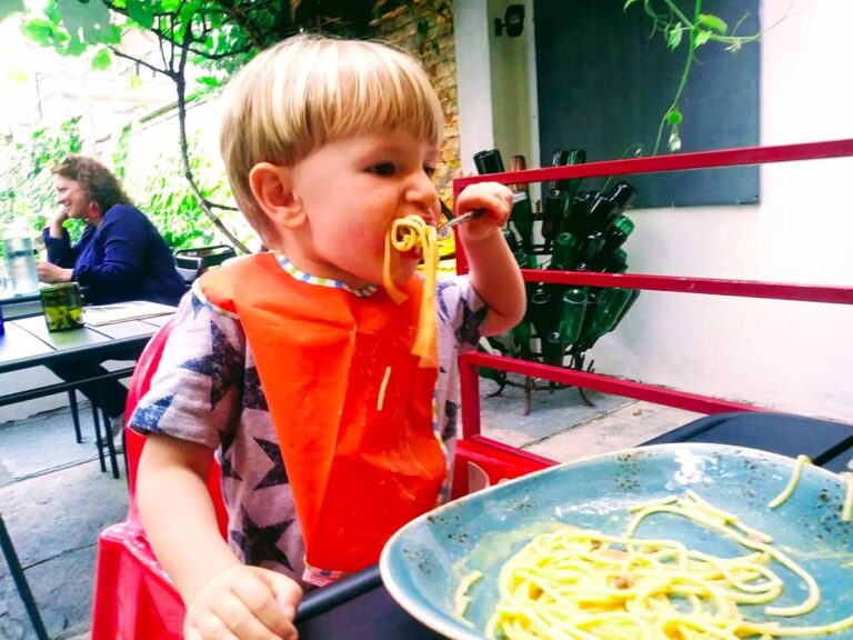 bambino che mangia gl ispaghetti