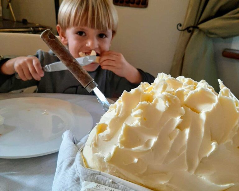 bambino mangia burro nella locanda del mulino Valcasotto Beppino Occelli