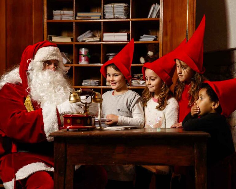 Babbo Natale con bambini gnomi