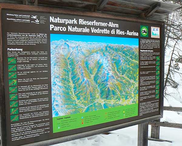 cartello sentiero piedi nudi alto adige