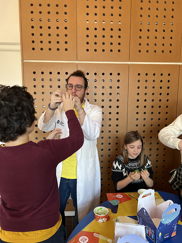 bambini con insegnante fanno esperimenti nel laboratorio del museo della chimica