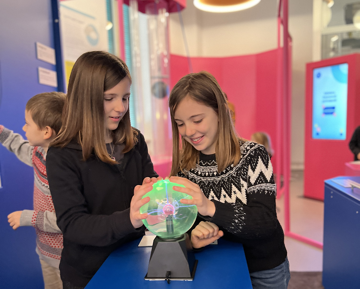 due bambine giocano al museo della chimica