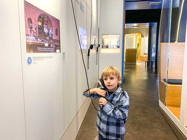Bambino al museo del risparmio