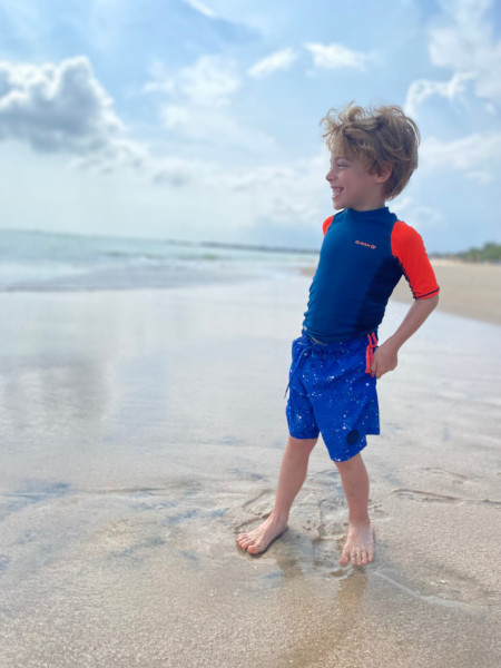 Bambino in spiaggia a Jimbaran