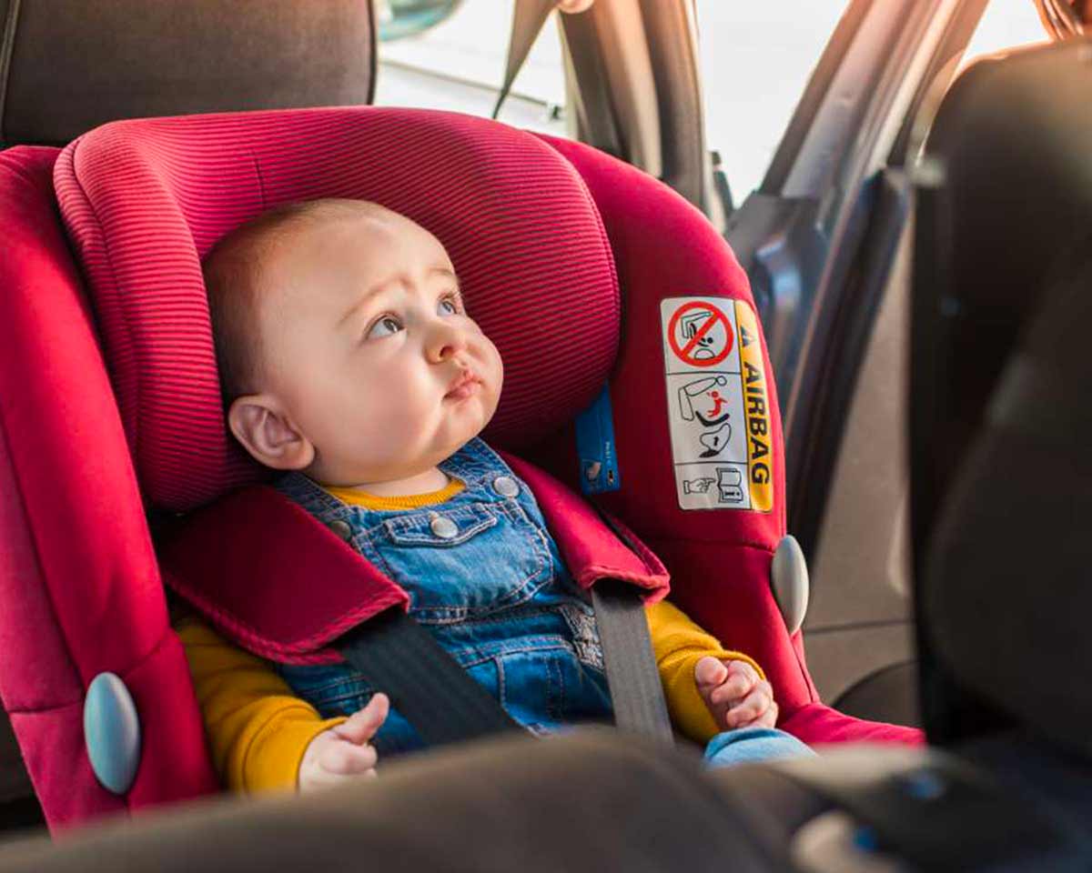 Bambino su seggiolin oauto a noleggio