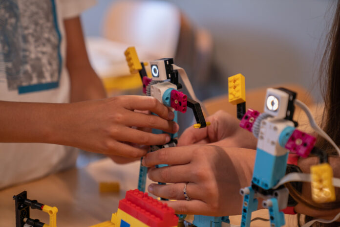 bambini con robot di lego